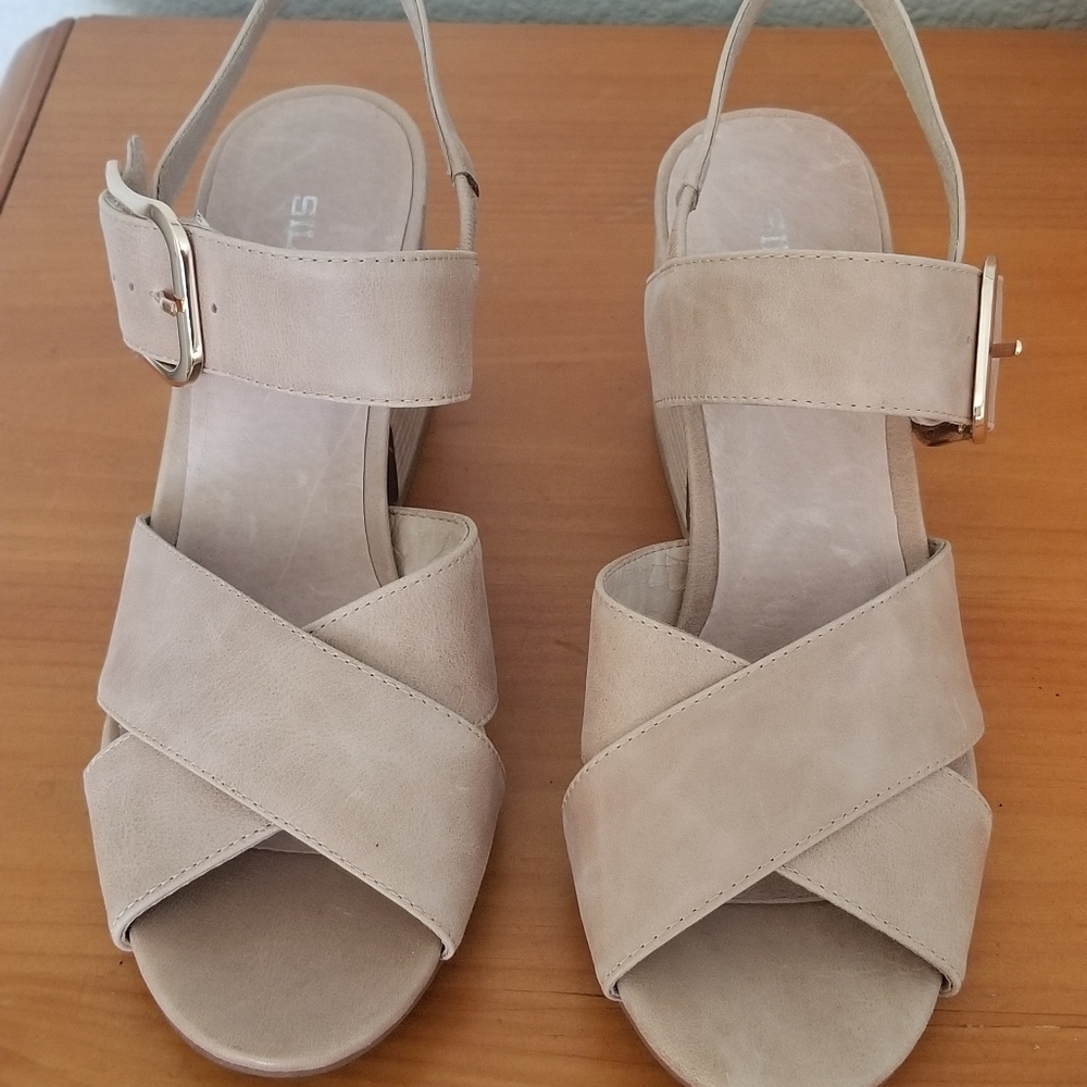 Silentd Tan  2.75 - 3 inch  leather sandal.